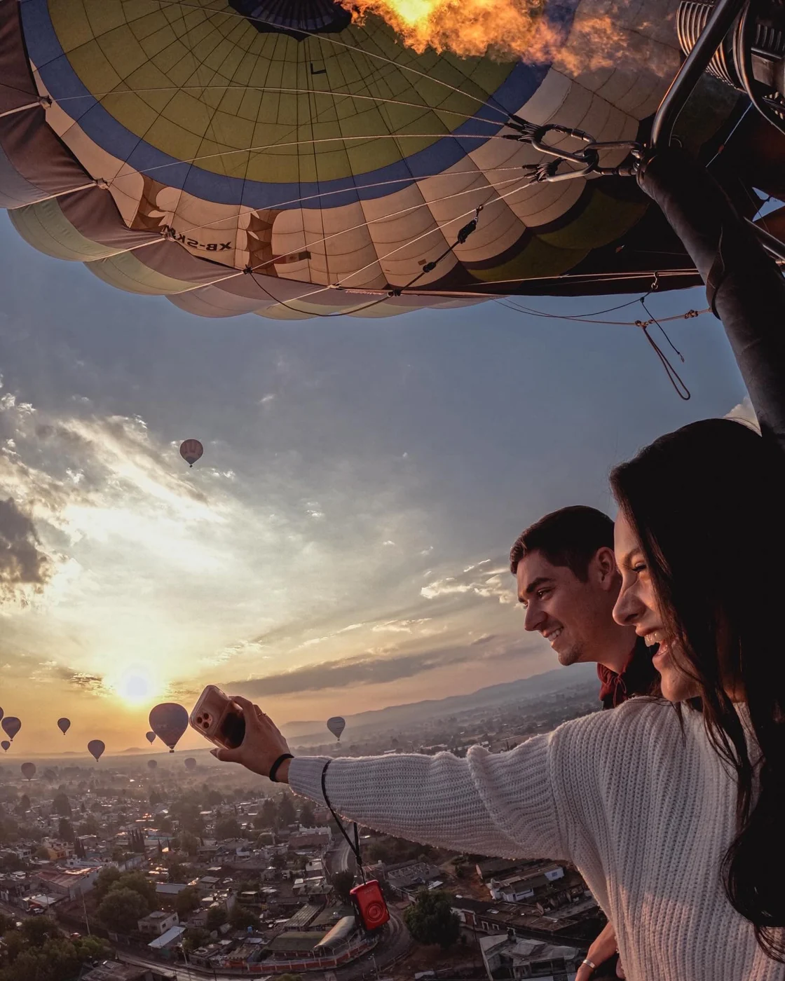 Pasajeros en vuelo contemplando el amanecer