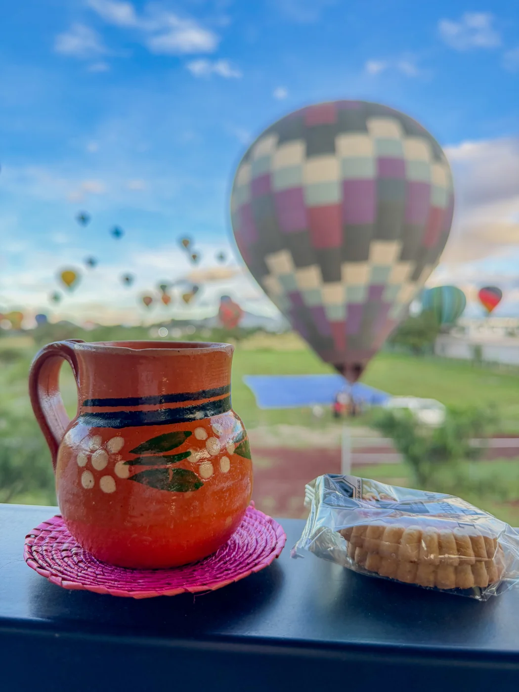 Café de bienvenida con vista al globo