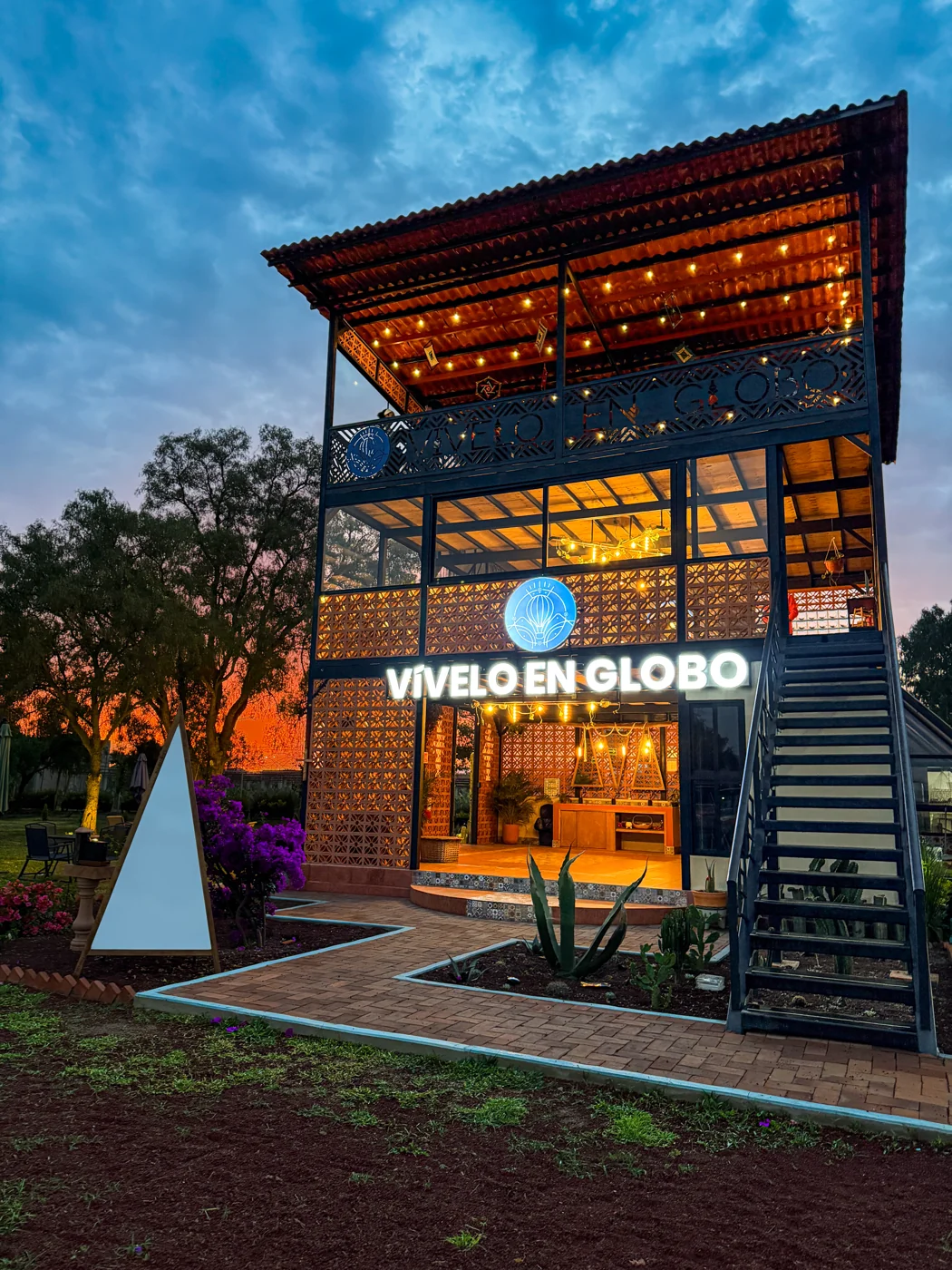 Fachada iluminada del globopuerto Vívelo en Globo, fotografía proporcionada por la empresa