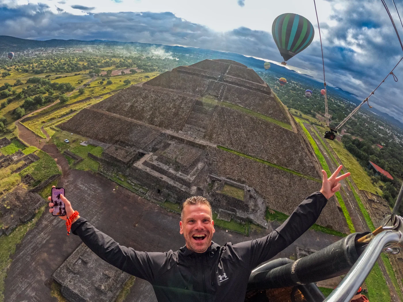 Pasajero en un vuelo sobre la Pirámide del Sol