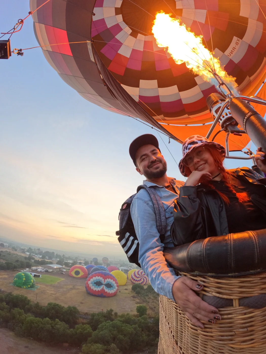 Dos pasajeros disfrutan de su vuelo con Vívelo en Globo